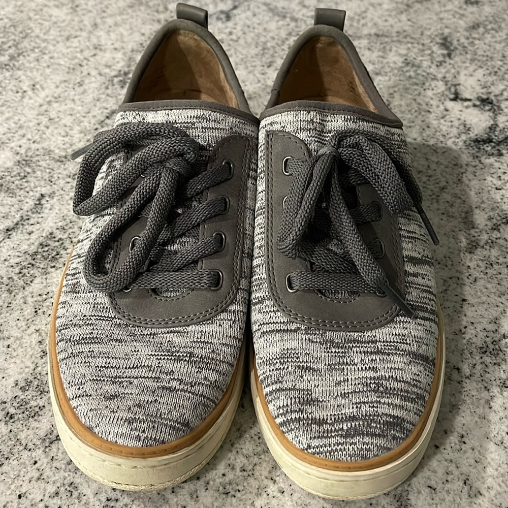 Soul by Naturalizer. Size 7.5M. Grey and white cloth.
